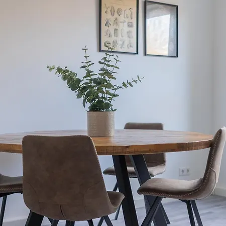 Zentrales 75qm Tischfussball & Komfort *