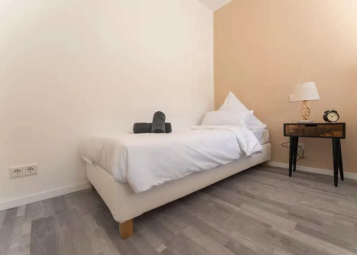 Zentrales 75qm Tischfussball & Komfort * Wuppertal